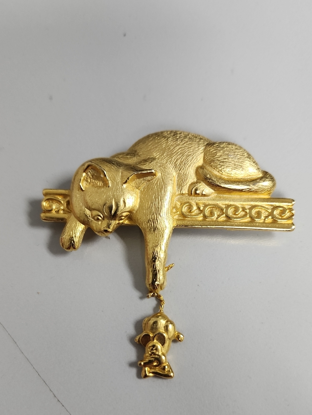 Gold Cat Brooch with Dangling Mouse - Elegant Pet-Themed Jewelry